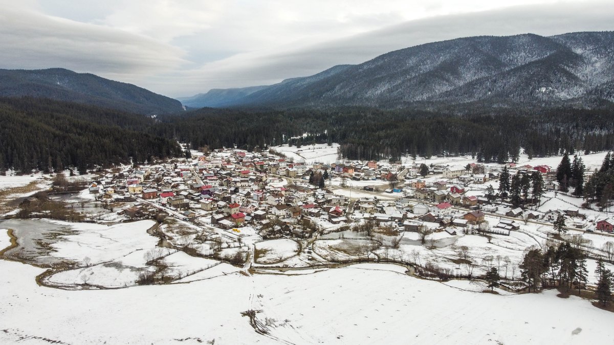 ModernExplorerz's tweet photo. Drone shots of the Pobit Kamar Standing Stone, town of the same name and the mountains in South West Bulgaria

#megalith #megalithic #menhir #vanlife #roadtrip #bulgaria https://t.co/2Pz6Ezkkgc