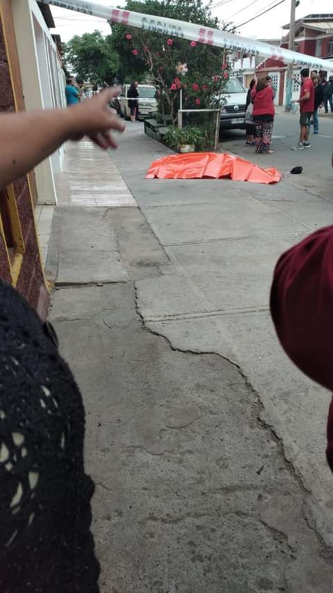 🚨Nuevo homicidio ahora en macul cerca a metro rodrigo de araya víctima fue ejecutada de un balazo en la cabeza delante de muchas personas SE NECESITA ESTADO D EXCEPCIÓN EN TODO CHILE RT SI ESTAS DE ACUERDO (FR)