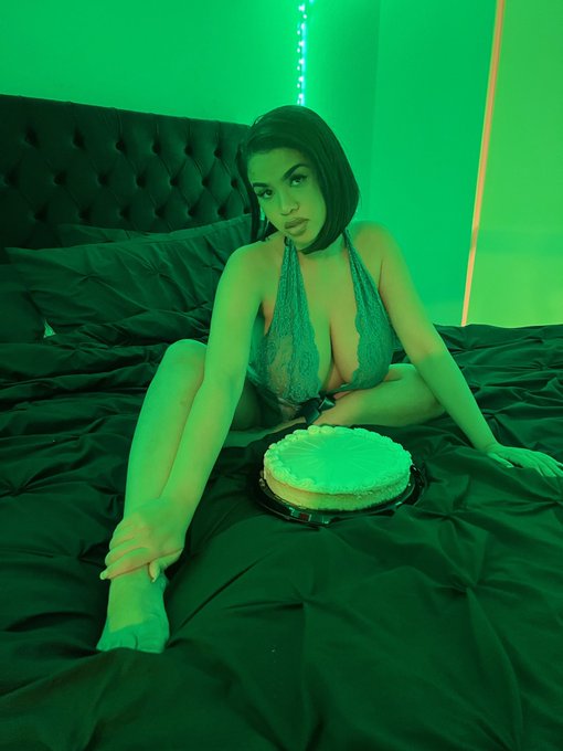 Which cake you rather eat?🎂 https://t.co/HgHF5tDIps