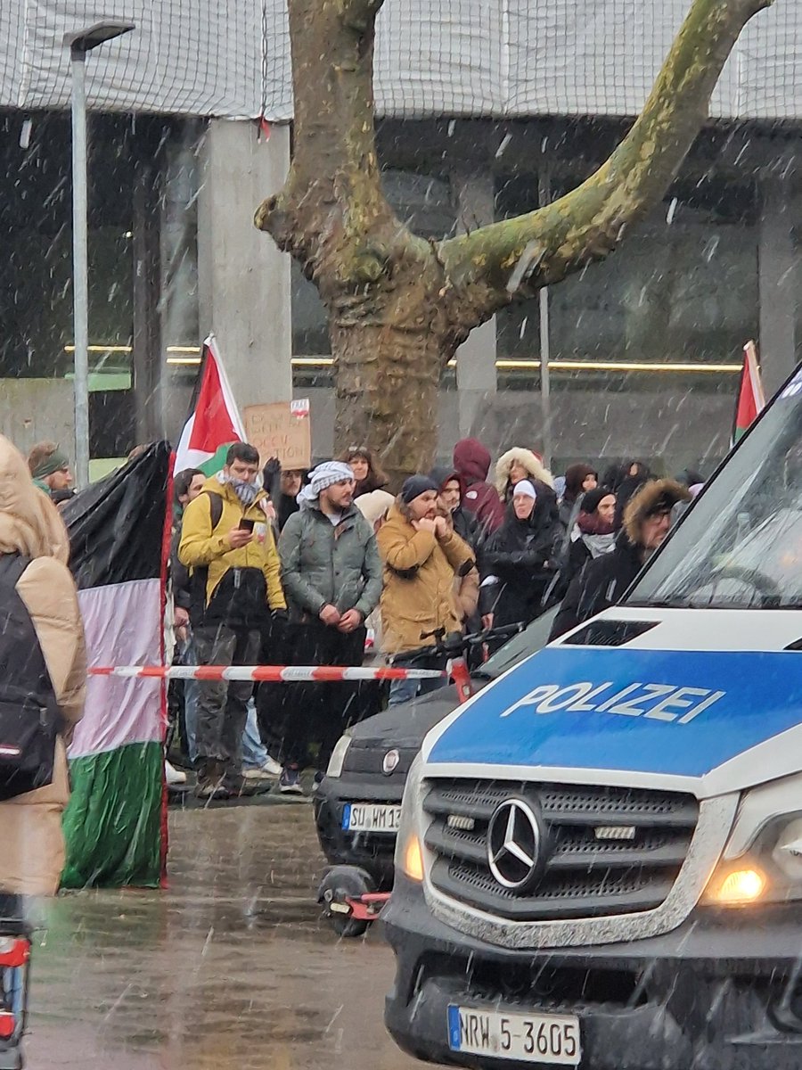 KoelnAnonymous's tweet photo. Schnell kam dann die Israel-Feindlichkeit durch – trotz aller behördlichen Auflagen. „Am Ende lebt Palästina. Und am Ende wird Israel verschwinden“, ruft ein Demonstrant der #anti #israel Demo "Protest gegen Ron #proson Die Botschaft ist unmissverständlich. #k1501 https://t.co/diYK0JgoWR