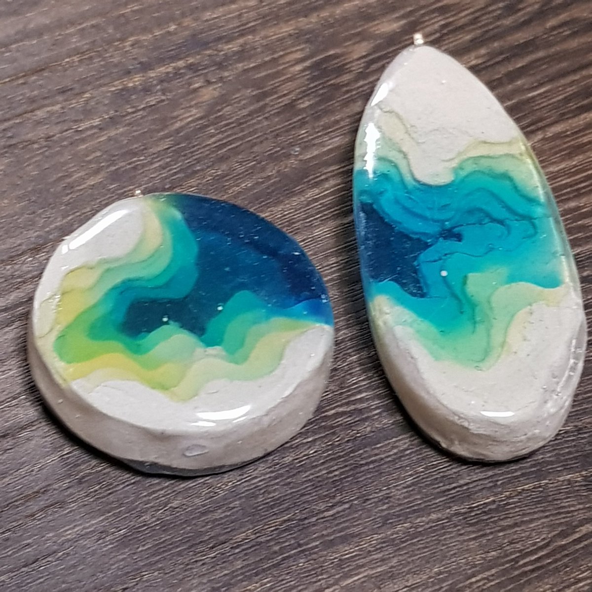 最近行き着いているのが、オーブン陶器で岩部分を作り水はレジンのジオラマ陶器です、レジンのままだと岩感が作れなくていいものは無いかと色々試している過程で思いついたのでした、完全なる自己満足です🤤💕
そしてストラップ以外は失敗しました笑😅
#ハンドメイド好きな人と繋がりたい 
#レジン