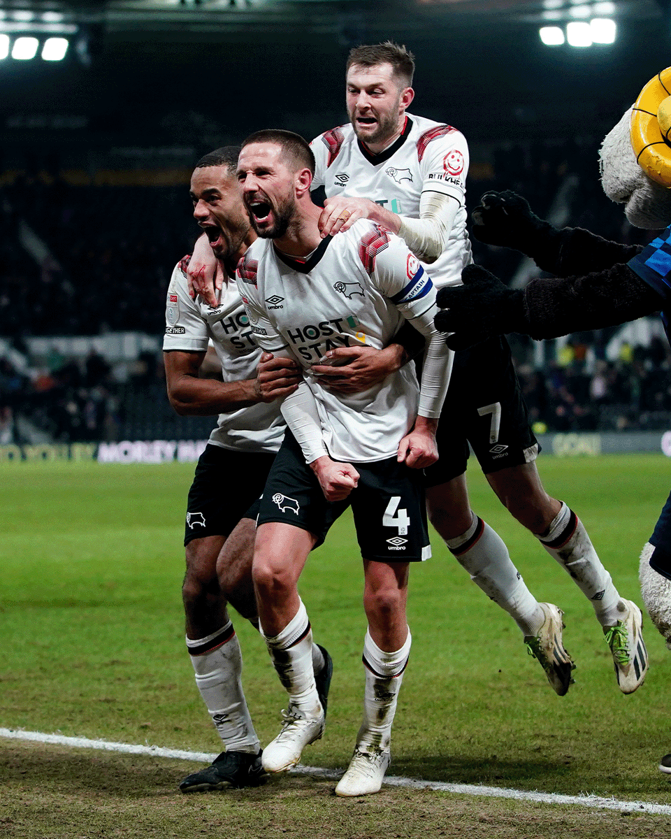 𝗦𝗖𝗘𝗡𝗘𝗦 in stoppage-time! 🤩

#DCFC #dcfcfans