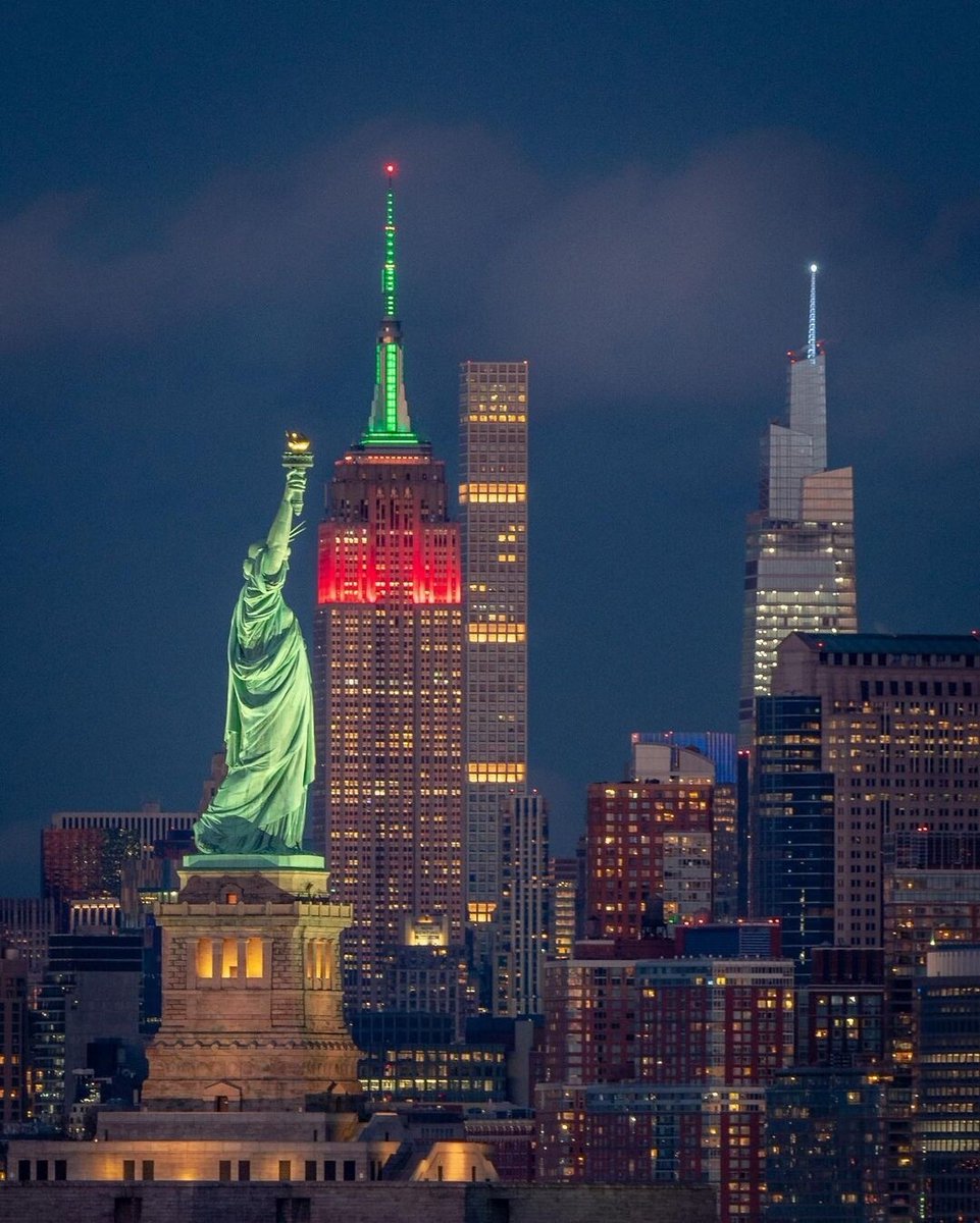 EmpireStateBldg's tweet image. Shining in red, black, and green tonight in honor of Martin Luther King Jr. Day

📷: nathanmphotos/IG
