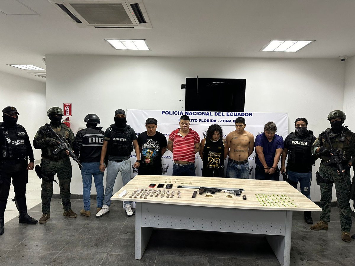 EmergenciasEc's tweet photo. De nada sirve el esfuerzo de las Fuerzas Armadas de capturar a los terroristas!!
Y si señores, ya salieron, ya están en las calles, un Juez les dio medidas sustitutivas.
Todos los 5 terroristas de la foto libres ya! https://t.co/kVgX8GXBc0