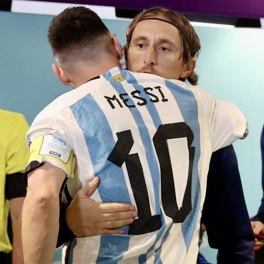 BlazquezFont's tweet photo. Que Luka Modric esté recibiendo insultos por parte de la afición del Real Madrid por haber votado a Leo Messi es de vergüenza. El año pasado David Alaba ya sufrió el mismo acoso por expresar su opinión. Muchas campañas contra el racismo, pero bien pocos valores. #TheBest https://t.co/IylZA5Y89D