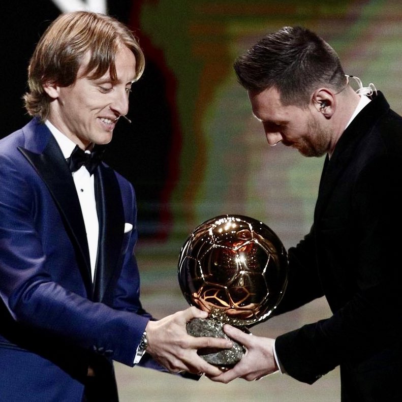 BlazquezFont's tweet photo. Que Luka Modric esté recibiendo insultos por parte de la afición del Real Madrid por haber votado a Leo Messi es de vergüenza. El año pasado David Alaba ya sufrió el mismo acoso por expresar su opinión. Muchas campañas contra el racismo, pero bien pocos valores. #TheBest https://t.co/IylZA5Y89D