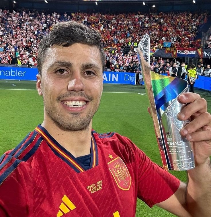CarlosReynosoKC's tweet photo. Rodri en 2023: 
-Ganó 6 trofeos. Perdió 4 partidos.
-Mejor Jugador de la Champions League 2023 y MVP de la Final
-Mejor Jugador de las final de la Nations League
-64 partidos con club y selección  

❌️ XI ideal FIFPRO
5️⃣ lugar en las votaciones de The Best y el Balón de Oro. https://t.co/5XwBZjcRzf
