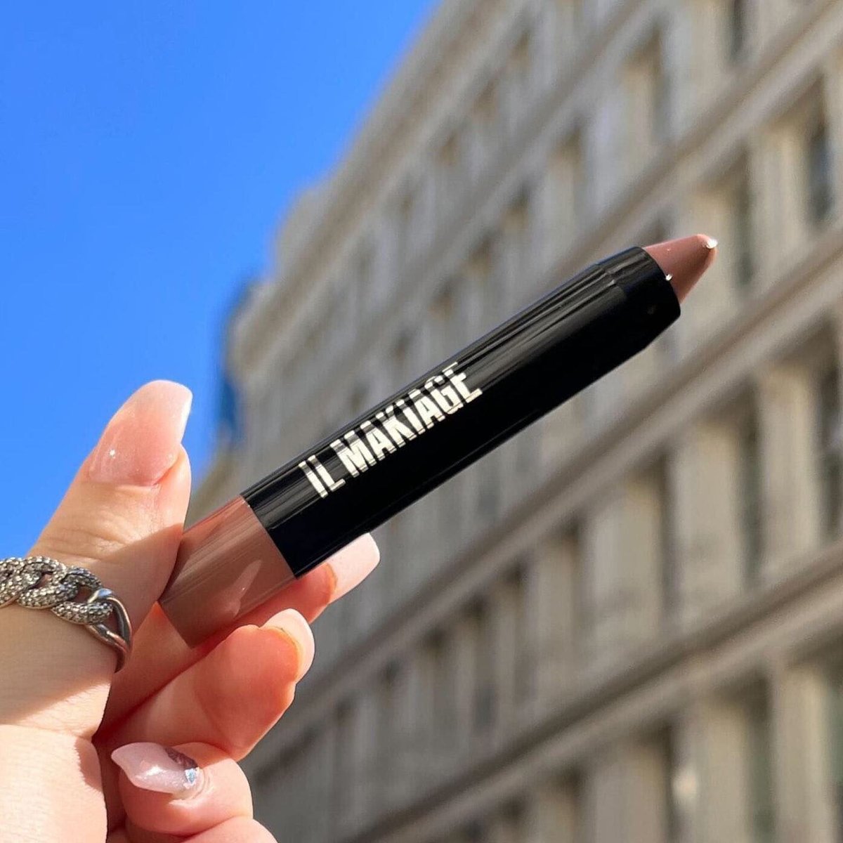 ilmakiage's tweet photo. Kick your chapstick to the curb and upgrade to our most-asked-about lippie: Rave Lip Crayon 'Honolulu' 😍✨ https://t.co/jQ4Hb07uHn