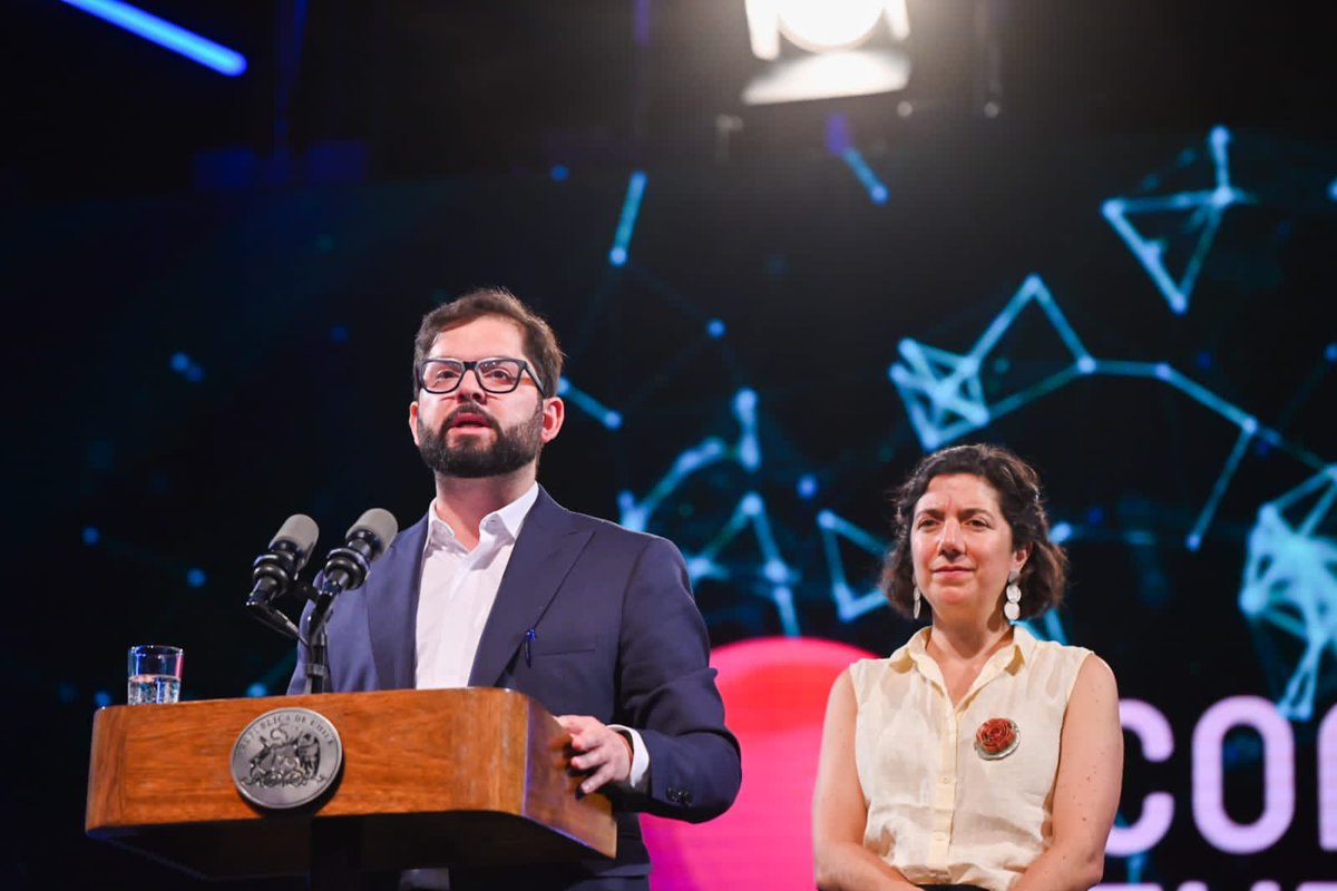“Cuando pensamos nuestro modelo de desarrollo ya no lo estamos haciendo solamente desde la lógica de las materias primas, estamos pensando cómo realizamos transferencia tecnológica”. Con este impulso del presidente <a href="/GabrielBoric/">Gabriel Boric Font</a> a nuestra ciencia partimos hoy #CongresoFuturo2024