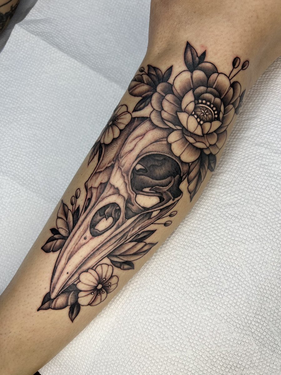 stopdotcom's tweet image. Floral raven skull tattoo from today 🐦‍⬛🌸