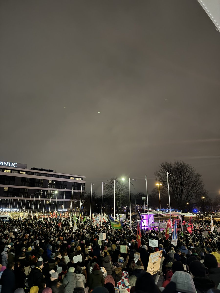 Essen setzt Zeichen gegen Rechtsextremismus.

Nach Bekanntwerden der verfassungswidrigen Abschiebepläne von AfD durch das Recherchenetzwerk <a href="/correctiv_org/">CORRECTIV</a> haben deutschlandweit Kundgebungen und Demos stattgefunden.