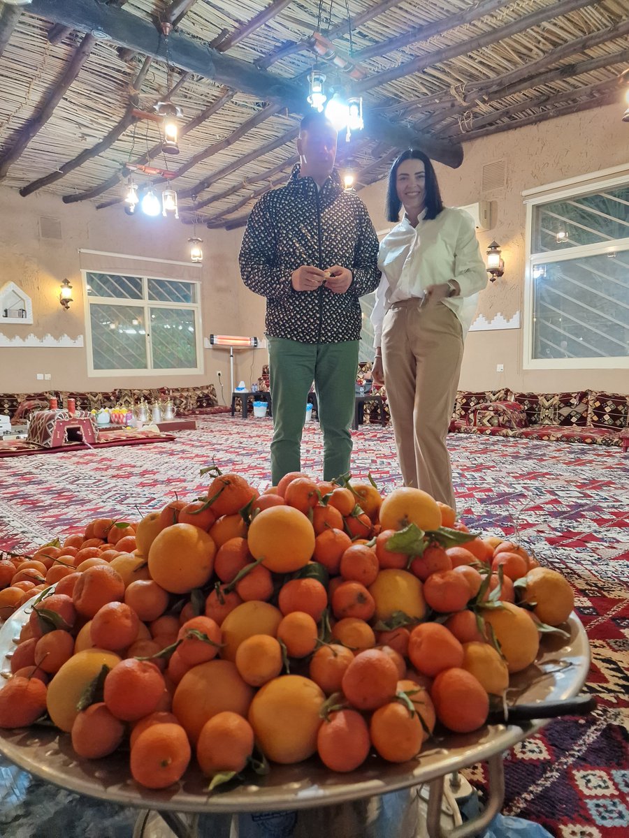 قصة وصورة من #داكار_السعودية 

مجموعة ضيوف من #ليثوانيا (شمال اوروبا) هذا المساء في زيارة لمجلس الدكتور/ حمد العقلا بالحدريين.
حيث قدم لهم الدكتور حمد واجب الضيافة الحائلية وتعريفاً بالمنطقة وعاداتها و تقاليدها ومقوماته الزراعية والاقتصادية بطريقة ومنطق وكرم أهل #حائل المعهود منذ