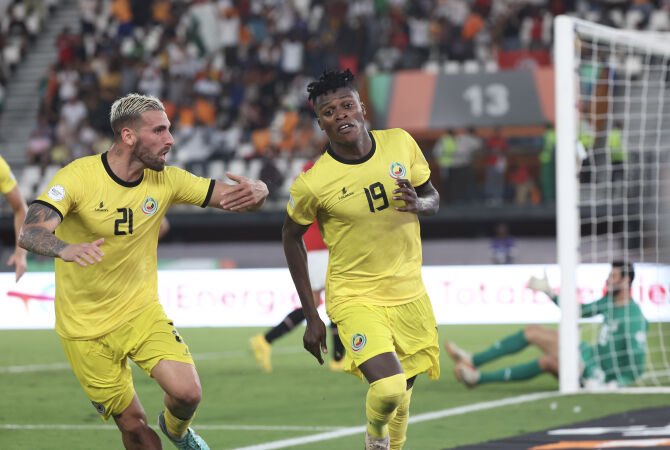 ActuFoot_'s tweet photo. 𝗟’𝗔𝗙𝗥𝗜𝗤𝗨𝗘 𝗟𝗨𝗦𝗢𝗣𝗛𝗢𝗡𝗘 𝗥𝗘́𝗨𝗦𝗦𝗜𝗧 𝗦𝗢𝗡 𝗘𝗡𝗧𝗥𝗘́𝗘 𝗗𝗔𝗡𝗦 𝗟𝗔 #𝗖𝗔𝗡𝟮𝟬𝟮𝟯 ! 👏✨

🇲🇿 𝗠𝗢𝗭𝗔𝗠𝗕𝗜𝗤𝗨𝗘 - Match nul 2-2 face à l’Égypte.

🇨🇻 𝗖𝗔𝗣 𝗩𝗘𝗥𝗧 - Victoire 2-1 face au Ghana.

🇦🇴 𝗔𝗡𝗚𝗢𝗟𝗔 - Match nul 1-1 face à l’Algérie. https://t.co/FU8xeri2YV
