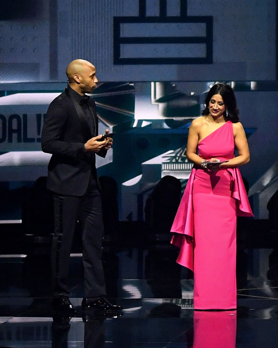 brfootball's tweet photo. Thierry Henry to his cohost Reshmin Chowdhury after accepting The Best award on Lionel Messi’s behalf:

‘You’re a Spurs fan and you don’t usually get your hands on a trophy so, I’ll take this one’

💀 https://t.co/9PKTp1jgi0