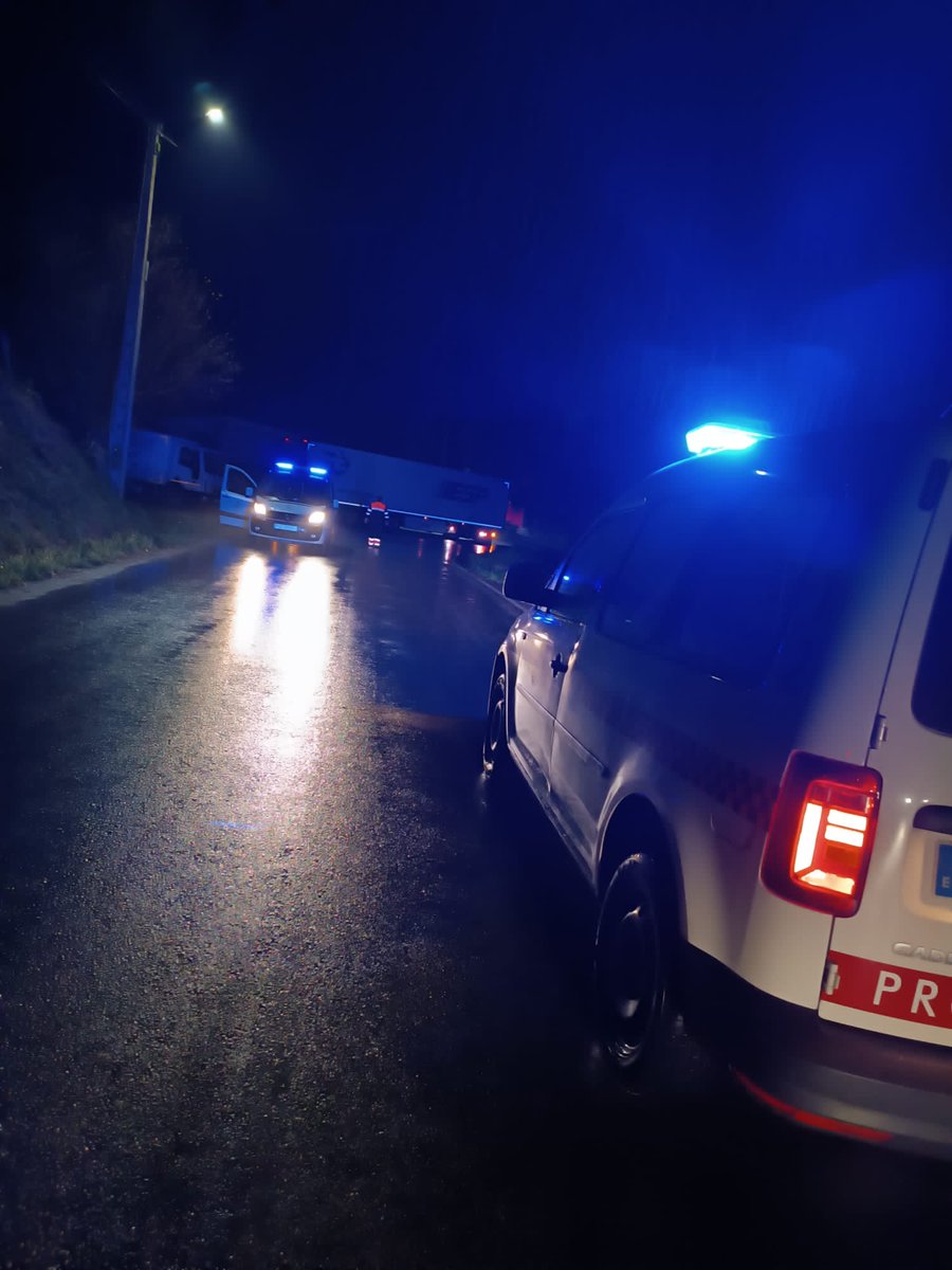 🚛CAMION ATASCADO EN VIA 🚛Parte de nuestro grupo de voluntarios acudieron a la subida de mercadal a bedico tras un aviso del 112 por un camion cruzado en la vía impidiendo la circulación.Junto a nosotros se encontraba la PGC de Trafico, quedando libre la via.
#ProteccionCivil#