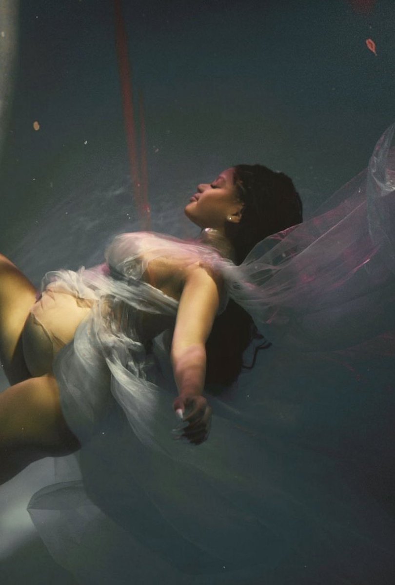 PopCrave's tweet photo. Halle Bailey looks angelic in pregnancy photoshoot. https://t.co/TlbtJDlkwG