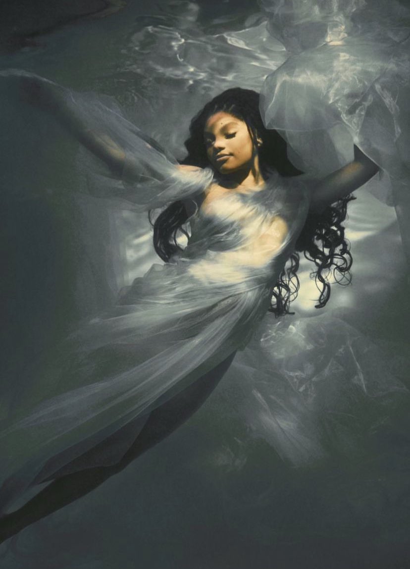 PopCrave's tweet photo. Halle Bailey looks angelic in pregnancy photoshoot. https://t.co/TlbtJDlkwG