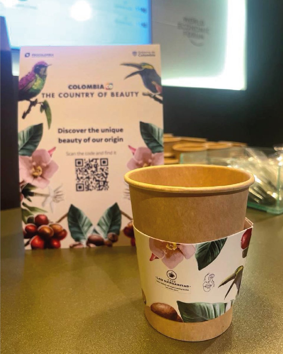 PROCOLOMBIACO's tweet photo. ☕️🇨🇴 En #WEF24 se encuentran las empresas Entorno y Las Margaritas sirviendo café de #OrigenColombiano, resaltando la calidad y el sabor de productos de #ElPaísDeLaBelleza en este evento de relevancia global. #ColombiaEnDavos https://t.co/UTMVmf8lwR