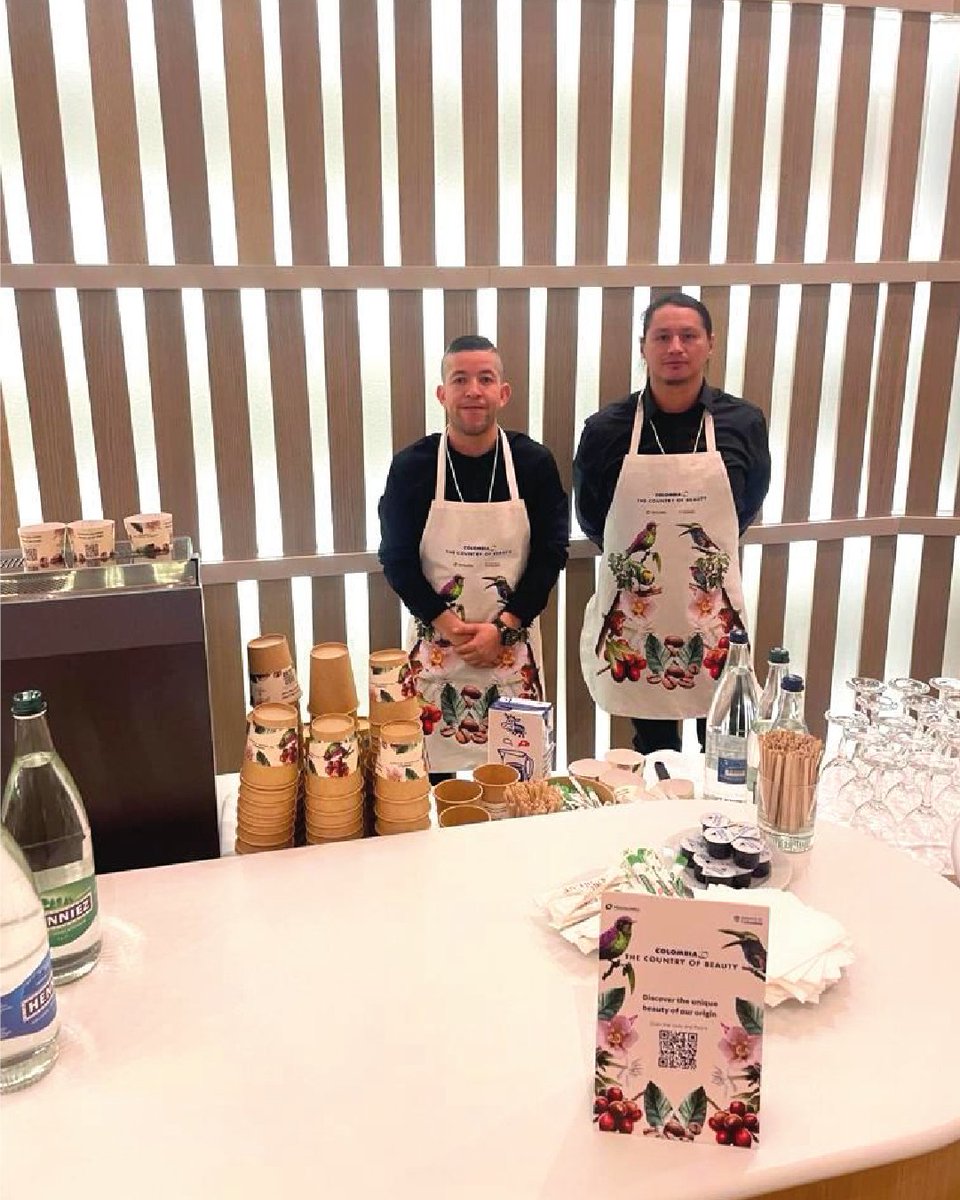 PROCOLOMBIACO's tweet photo. ☕️🇨🇴 En #WEF24 se encuentran las empresas Entorno y Las Margaritas sirviendo café de #OrigenColombiano, resaltando la calidad y el sabor de productos de #ElPaísDeLaBelleza en este evento de relevancia global. #ColombiaEnDavos https://t.co/UTMVmf8lwR