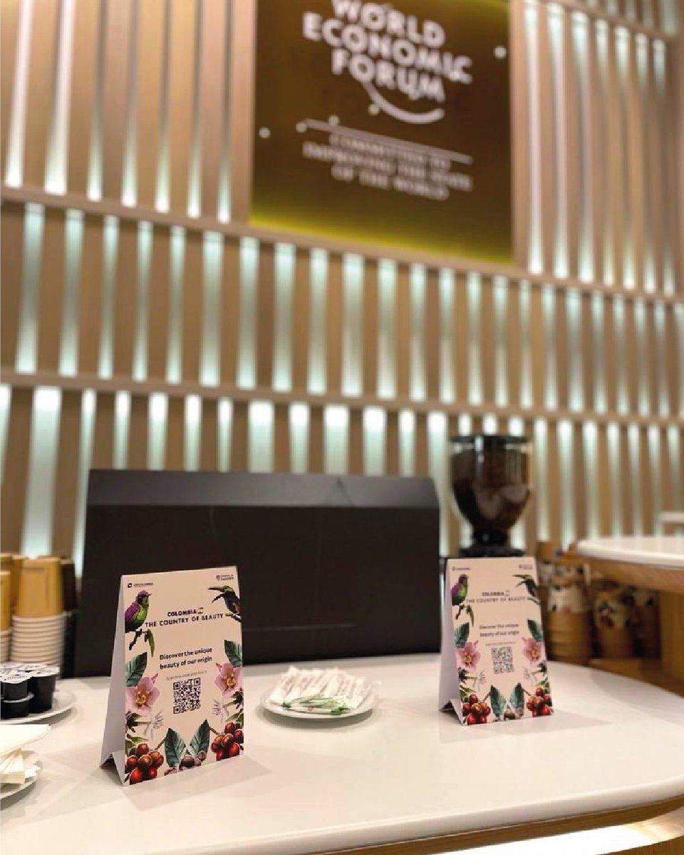 PROCOLOMBIACO's tweet photo. ☕️🇨🇴 En #WEF24 se encuentran las empresas Entorno y Las Margaritas sirviendo café de #OrigenColombiano, resaltando la calidad y el sabor de productos de #ElPaísDeLaBelleza en este evento de relevancia global. #ColombiaEnDavos https://t.co/UTMVmf8lwR