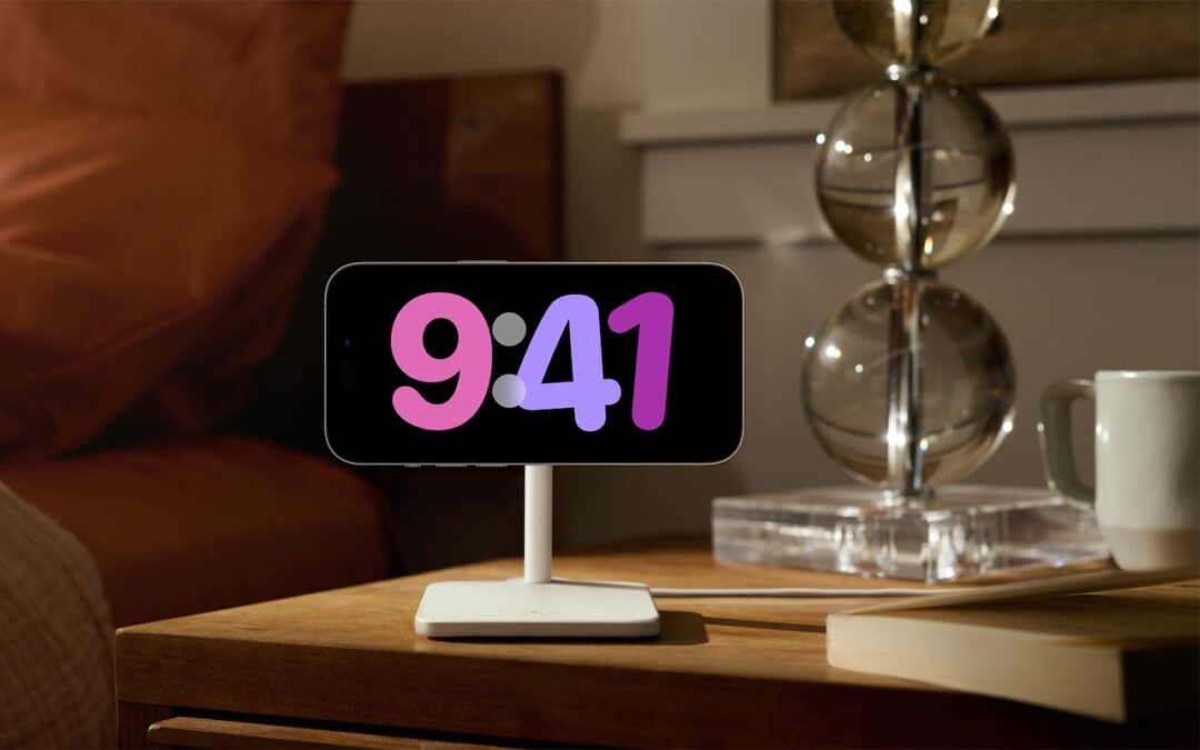 macedge's tweet photo. The new Standby mode turns your iPhone into a digital picture frame, clock, or customizable widget display—and it remembers which approach you prefer in different locations. 
https://t.co/3VoApB3PvN https://t.co/7m0kHvTIpM