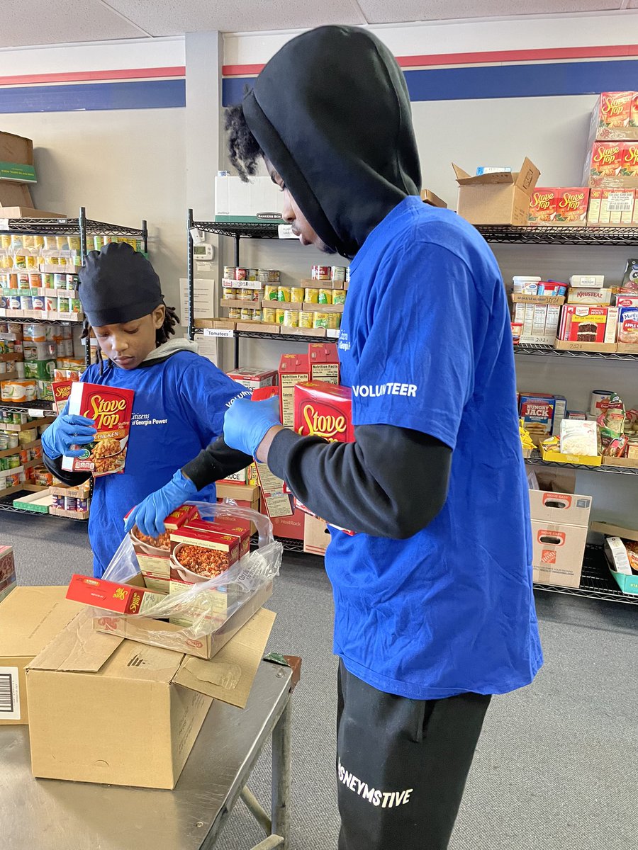 DevanPowell4's tweet image. Today I celebrated MLK Day by volunteering at One Roof food pantry. We sorted, organized, and stacked canned goods for distribution. #MLK2024 #wehelpbecauseitshome #volunteering