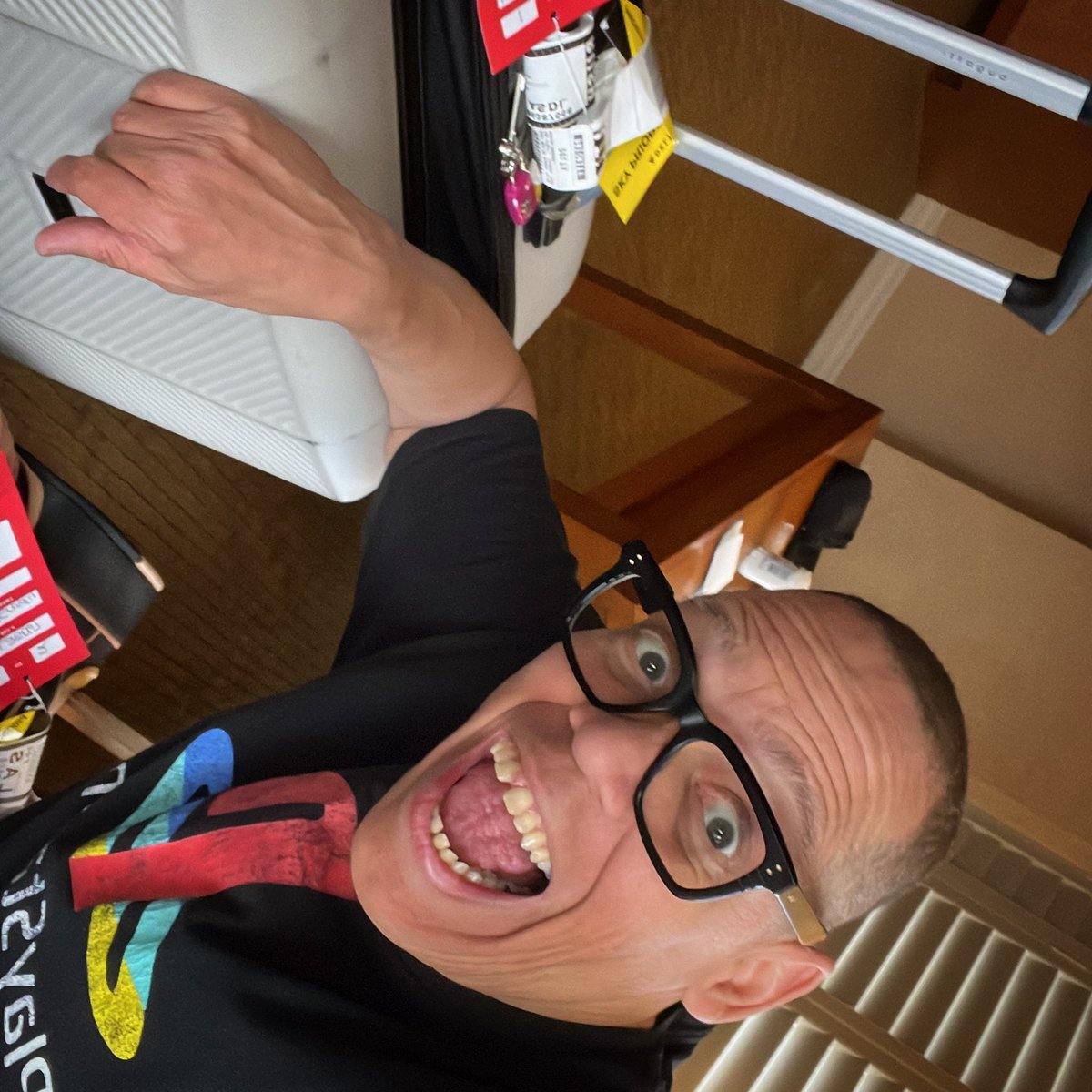 GOT OUT OF BUFFALO DURING A SNOWSTORM AND GOT MY LUGGAGE BACK BEFORE THE SHOW <a href="/LaughFactoryLAS/">Laugh Factory: Las Vegas</a> THANKS <a href="/Delta/">Delta</a> YOU ROCK!!!