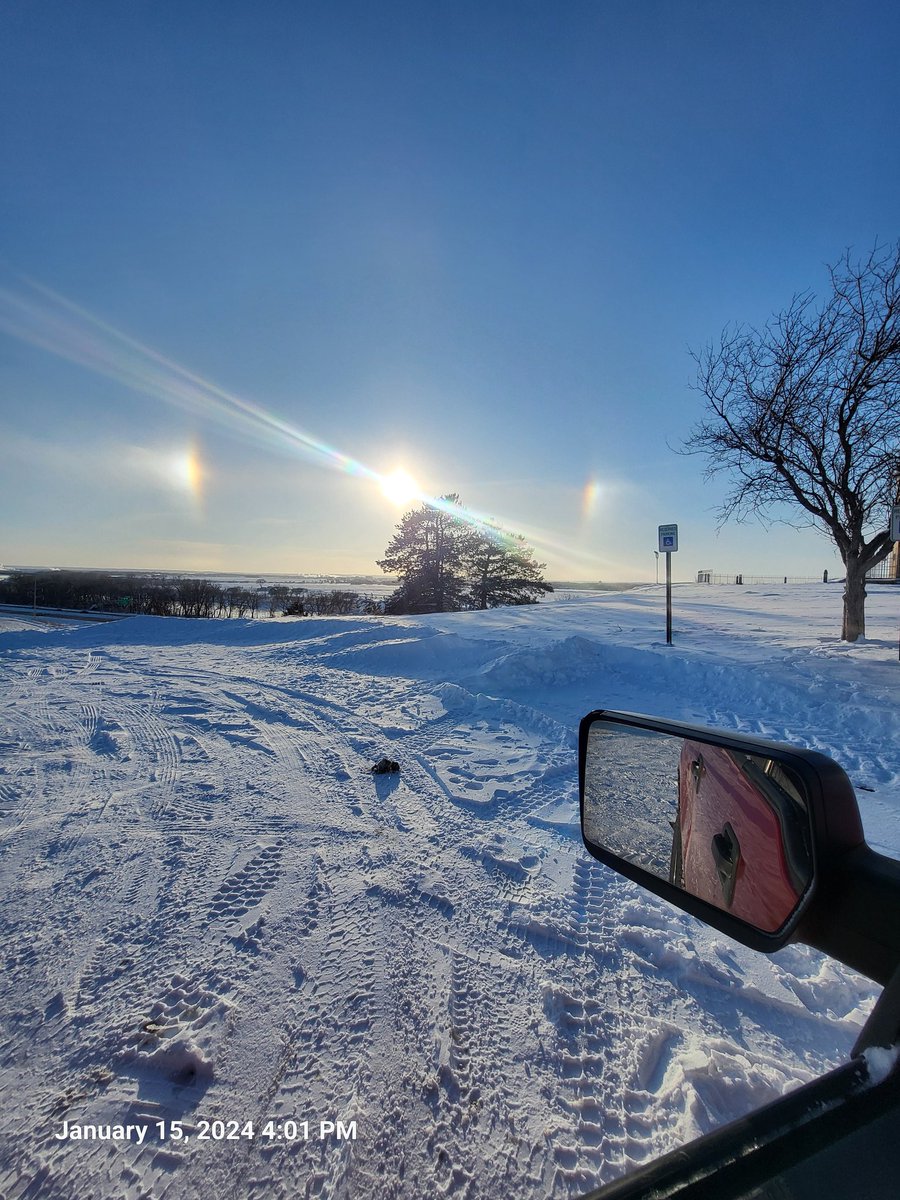 WildLiebre's tweet photo. This is cool @TWCAlexWilson @weatherchannel a rainbow in cold clear day -4 in sioux city!! https://t.co/kIDBiJBazE