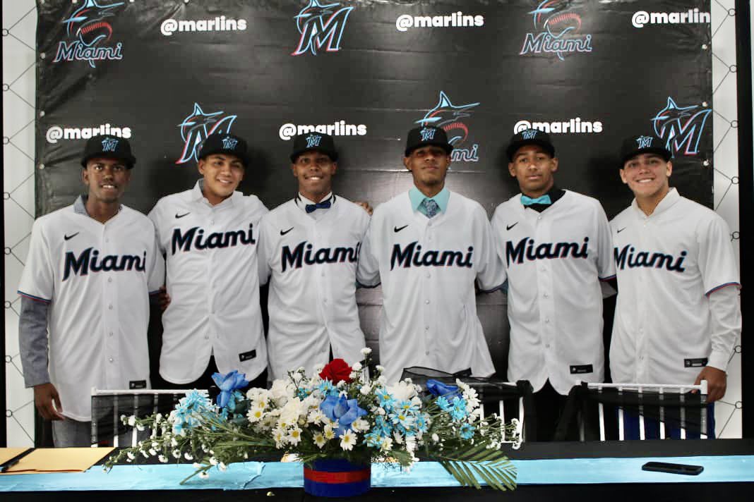 Marlins's tweet photo. Aquí es donde se empiezan a cumplir los sueños. 🇻🇪🇩🇴🇲🇽

Welcome to the Miami Marlins. #305OnTheRise https://t.co/QknSVHALfr