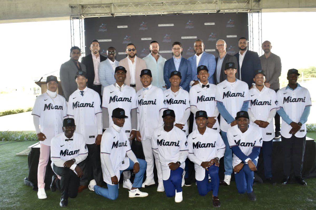 Marlins's tweet photo. Aquí es donde se empiezan a cumplir los sueños. 🇻🇪🇩🇴🇲🇽

Welcome to the Miami Marlins. #305OnTheRise https://t.co/QknSVHALfr