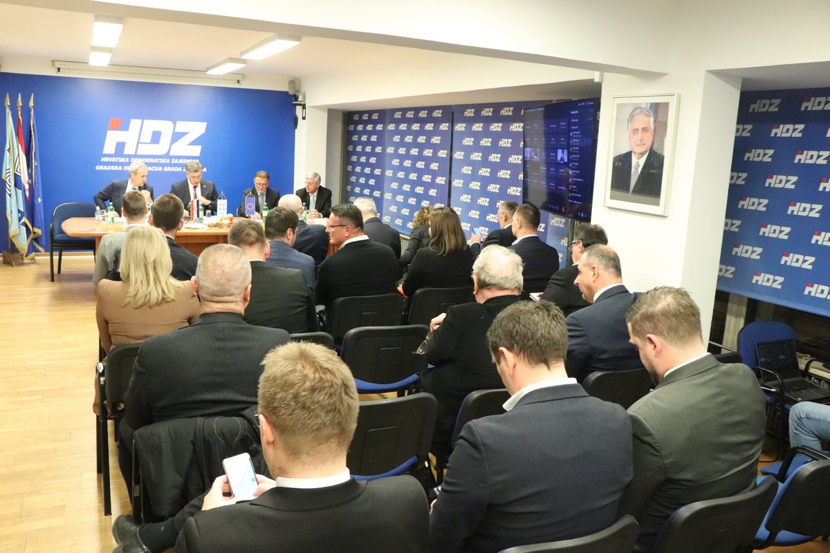 AndrejPlenkovic's tweet image. Na #Aktualac predstavili smo sve što #VladaRH radi na dobrobit 🇭🇷 građana. Unatoč brojnim neplaniranim krizama, Hrvatska je danas znatno ekonomski snažnija i međunarodno utjecajnija. @HDZ_HR je spreman ići po povjerenje birača za treći mandat!
🔗t.ly/twkZH