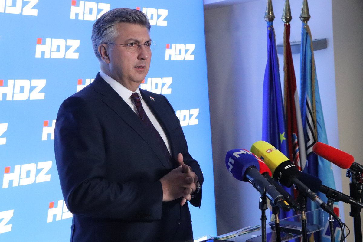 AndrejPlenkovic's tweet image. Na #Aktualac predstavili smo sve što #VladaRH radi na dobrobit 🇭🇷 građana. Unatoč brojnim neplaniranim krizama, Hrvatska je danas znatno ekonomski snažnija i međunarodno utjecajnija. @HDZ_HR je spreman ići po povjerenje birača za treći mandat!
🔗t.ly/twkZH