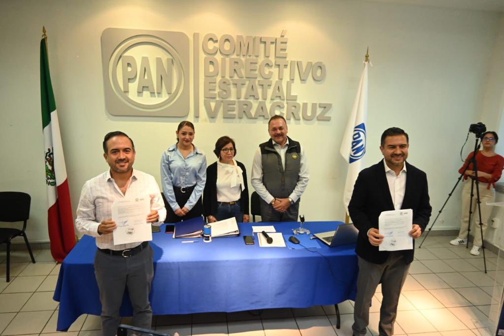 MYunesMarquez's tweet photo. Hoy me registré como precandidato al Senado de la República.

Vamos rescatar el presente y el futuro de Veracruz con Pepe Yunes a la gubernatura y @XochitlGalvez a la presidencia. 

¡Súmate! Con fuerza y corazón por Veracruz… 
#LaLuchaSigue https://t.co/r5MGb4woBo
