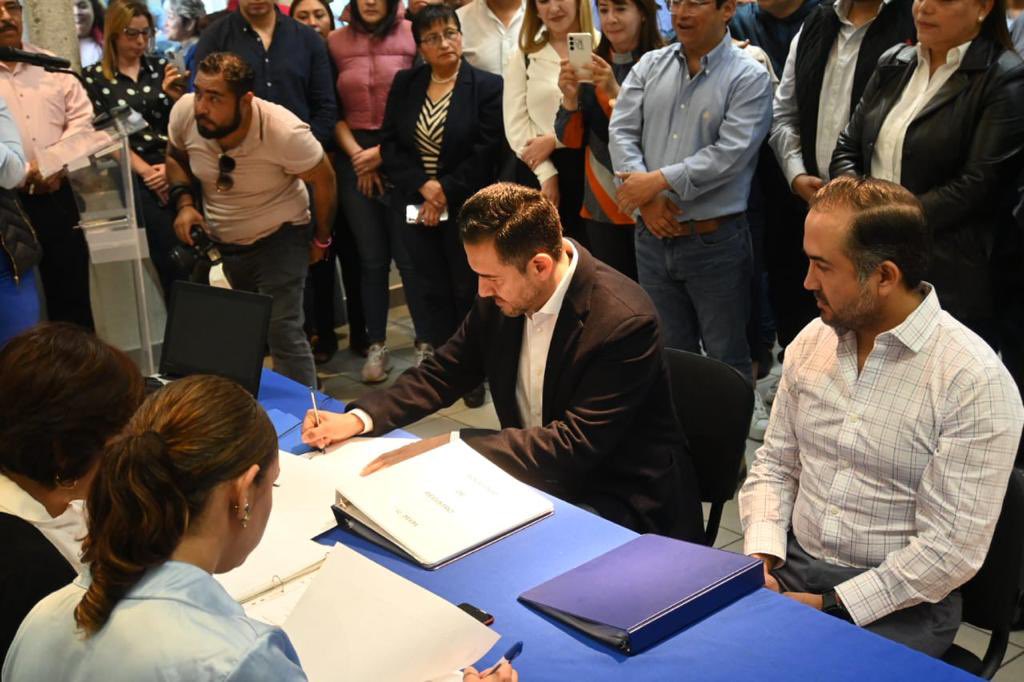MYunesMarquez's tweet photo. Hoy me registré como precandidato al Senado de la República.

Vamos rescatar el presente y el futuro de Veracruz con Pepe Yunes a la gubernatura y @XochitlGalvez a la presidencia. 

¡Súmate! Con fuerza y corazón por Veracruz… 
#LaLuchaSigue https://t.co/r5MGb4woBo