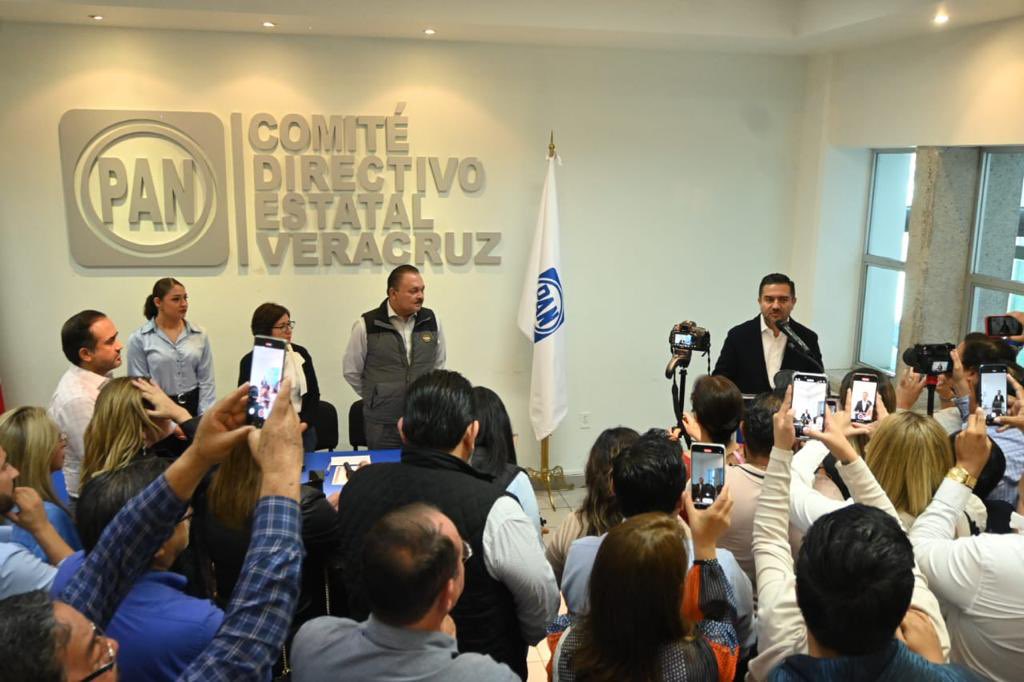 MYunesMarquez's tweet photo. Hoy me registré como precandidato al Senado de la República.

Vamos rescatar el presente y el futuro de Veracruz con Pepe Yunes a la gubernatura y @XochitlGalvez a la presidencia. 

¡Súmate! Con fuerza y corazón por Veracruz… 
#LaLuchaSigue https://t.co/r5MGb4woBo