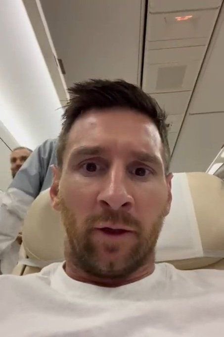 nicaalgarete's tweet photo. Messi enterándose que gano el premio #TheBest https://t.co/0fkpvphNmA