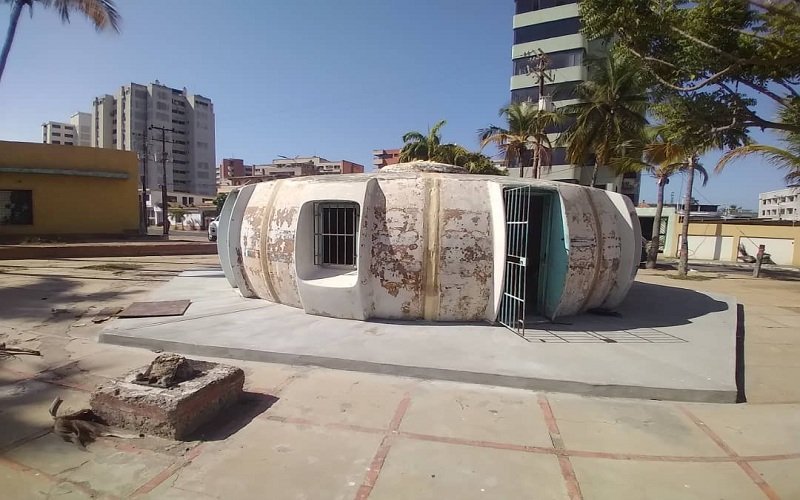 melanyloverboy's tweet photo. @ArquitecturaVzl Toda mi vida ignorando esta bicha en Lechería sin saber que era una curiosidad arquitectónica. Y pensar que es una de las 7 que aún se conservan en Venezuela. https://t.co/qvD6n9KplB