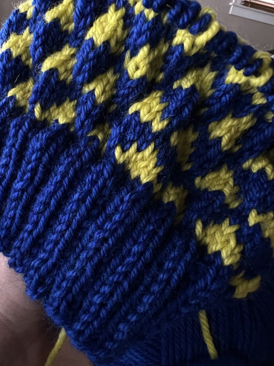 Petirrojo57's tweet image. How my #knitting wip day began and the finished hat, ready for a good soak — the #strandedcolorwork pattern I’ve adapted here is Shadow from the AlterKnit Stitch Dictionary (which I love!)