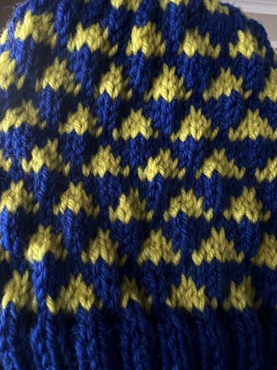 Petirrojo57's tweet image. How my #knitting wip day began and the finished hat, ready for a good soak — the #strandedcolorwork pattern I’ve adapted here is Shadow from the AlterKnit Stitch Dictionary (which I love!)