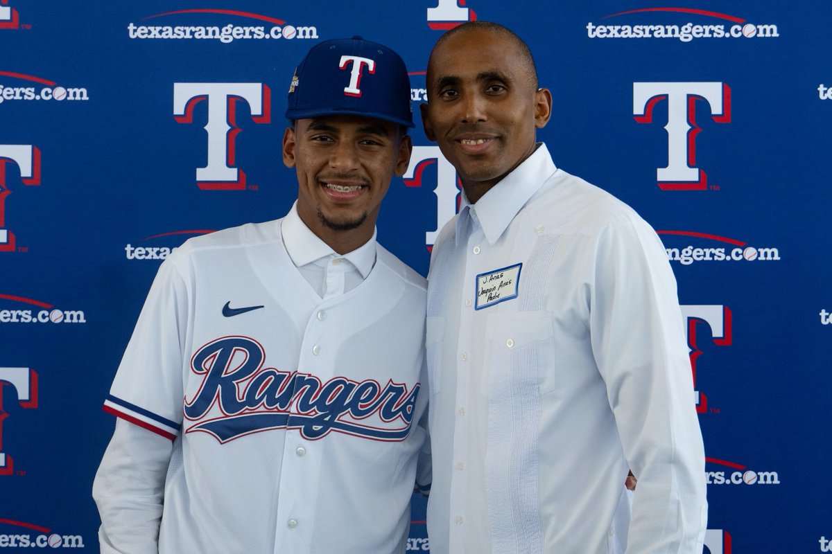 Outfielder Joaquin Arias Jr—here with his dad, former Texas Ranger Joaquin  Arias—signed today with the Rangers. https://t.co/QAgHVIXcIa, image size:1200x800