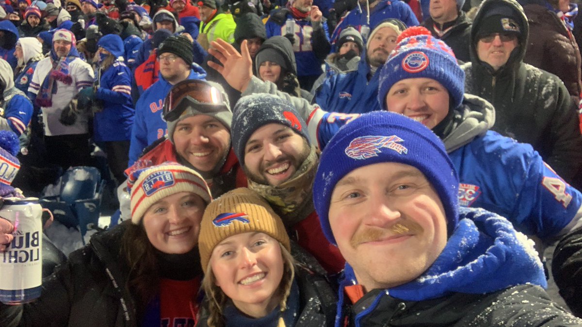 rozeski_'s tweet photo. #billsselfie #BillsMafia https://t.co/Q3SP7nmaUA