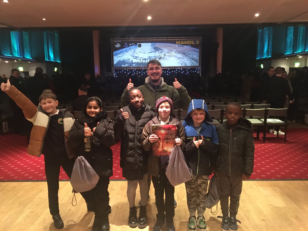 StannesrcOL4's tweet photo. #mahdlo #welovephsics #wondersoftheuniverse #profbriancox https://t.co/ce026oWki7
