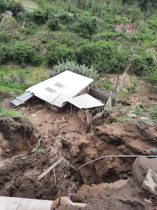 eluniversocom's tweet photo. En #Pinllo, parroquia de #Ambato, piden ayuda ante daños que dejó en viviendas el desbordamiento de acequia ► https://t.co/BlpYBmM75N https://t.co/kkcJbzjlI1