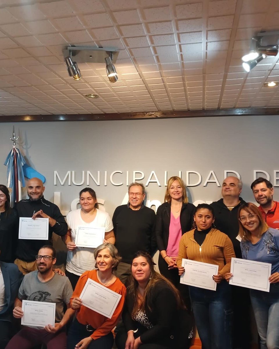Día muy productivo en Los Antiguos 🙌🏻Visitamos la feria Nacional de la Cereza, entregamos certificados a los nuevos guías de turismo, conversamos con la intendente, hablamos con los medios y recorrimos la obra inconclusa del Centro de Informes e interpretación.