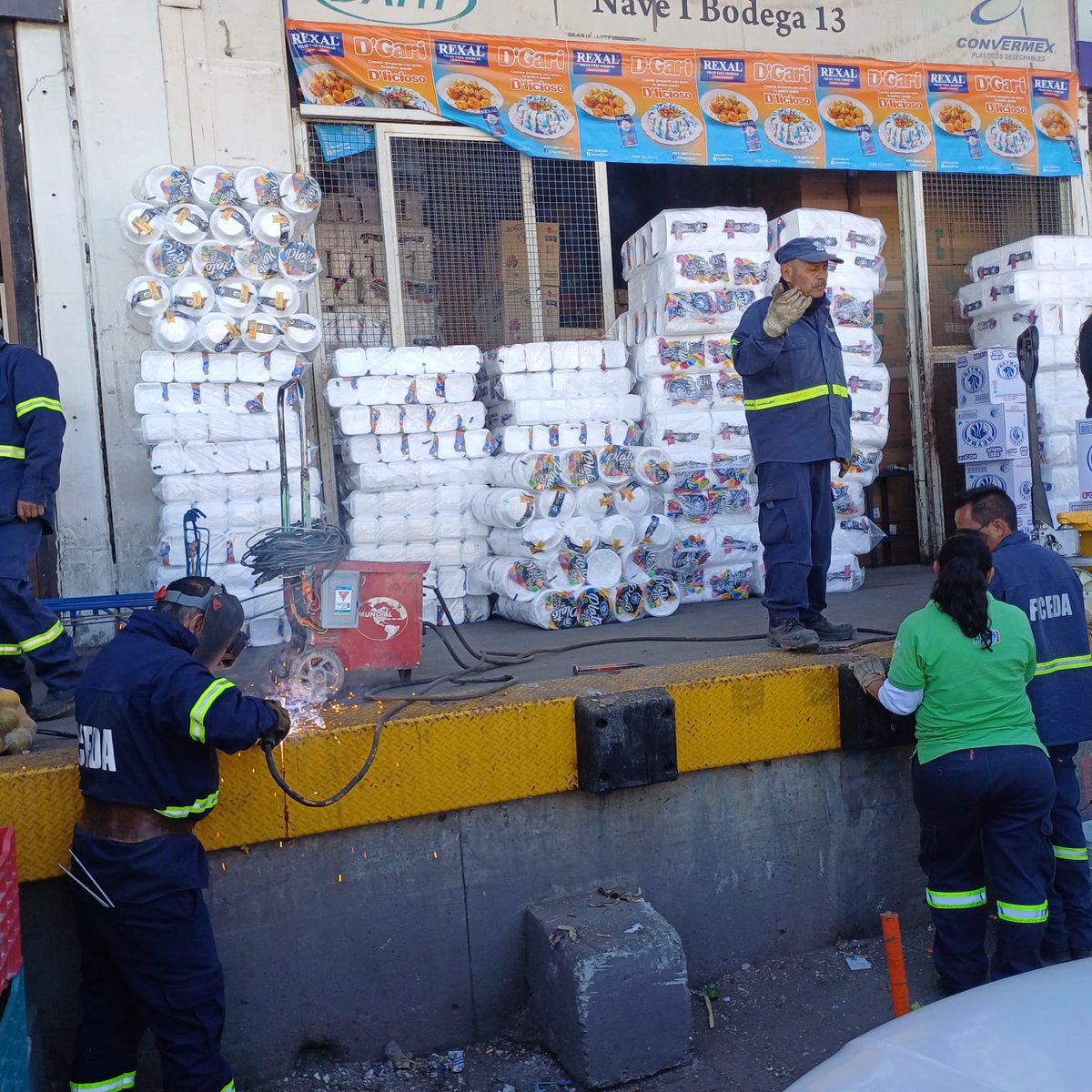⚒Seguimos trabajando en beneficio de nuestra comunidad por ello, hoy se realizó la reparación de la protección metálica en el andén frente a bodega I-13.