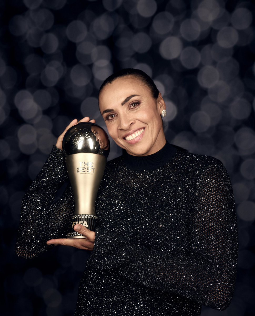 SelecaoFeminina's tweet photo. O sorriso da Rainha e seu prêmio. Prêmio Marta. Orgulho demais. Gigante, @martavieiras10! 👑

📸 Michael Regan / @FIFAcom / Getty Images https://t.co/zEhLQmRTZ0