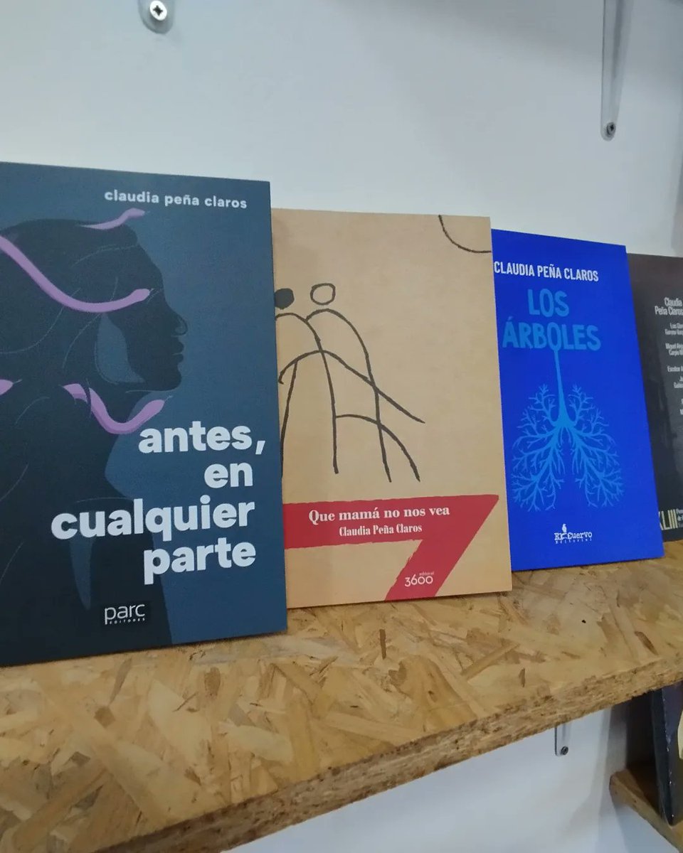 ⚠️Nos llegó el nuevo libro de <a href="/Claudia_Pena/">Claudia</a> "antes, en cualquier parte", una compilación de cuentos sobre mujeres en crisis. Qué ganas de leerlo. 
✂️Con este motivo armamos un estante especial Claudia Peña con los libros que puedes encontrar de ella en la librería.