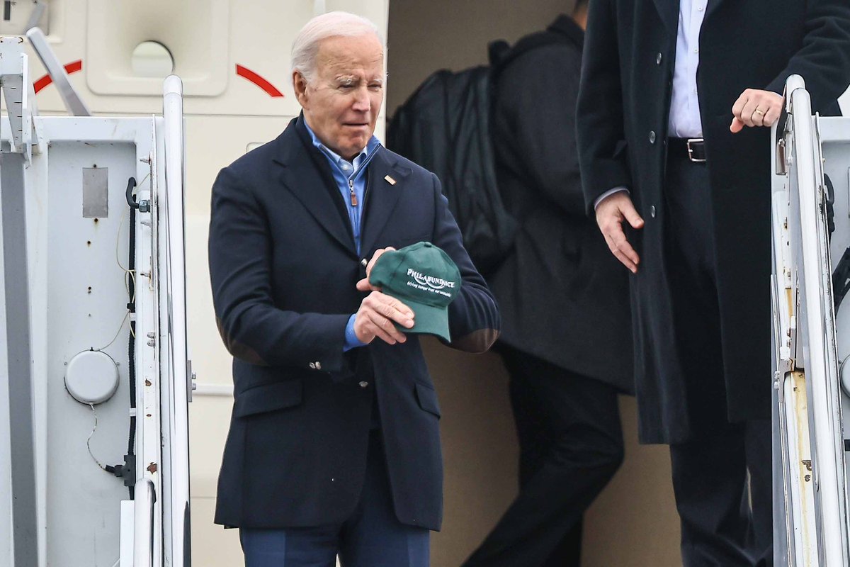 President JOE BIDEN disembarked from Air Force I and pose for a photo while holding a Philabundance hat Monday. The President volunteered at Philabundance, a hunger relief organization in Philadelphia, Pennsylvania #MLKDay2024 📸 @monsterphotoiso