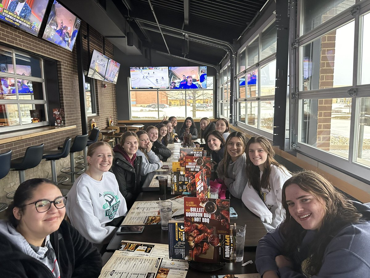 Coach_Boling's tweet photo. Holiday post practice meal! #coldcantstopus #teambonding https://t.co/6dbgChZ8cC