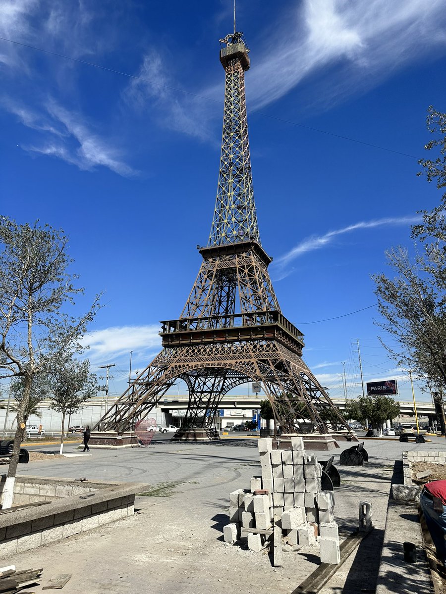 MauriceCollier's tweet image. Un día lo corrieron de un estacionamiento por vender burritos y le prometí regalarle un quiosco.

Hoy esta @ cumplió. 
Entregado el quiosquito a compa Esteban para batear hermoso en la nueva plaza de la Torre Eiffel.

A seguir tirando chingazos!
Su compa Mocho Collier 🫡